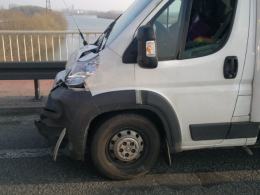 Kierowca auta dostawczego wjechał w volkswagena