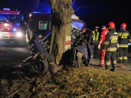 Tragiczny wypadek pod Opolem. Volkswagen golf wbił się w drzewo.