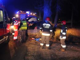 Tragiczny wypadek pod Opolem. Volkswagen golf wbił się w drzewo.