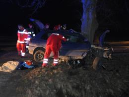 Tragiczny wypadek pod Opolem. Volkswagen golf wbił się w drzewo.