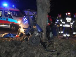 Tragiczny wypadek pod Opolem. Volkswagen golf wbił się w drzewo.