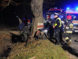 Tragiczny wypadek pod Opolem. Volkswagen golf wbił się w drzewo.