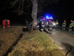 Tragiczny wypadek pod Opolem. Volkswagen golf wbił się w drzewo.