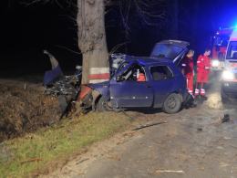 Tragiczny wypadek pod Opolem. Volkswagen golf wbił się w drzewo.