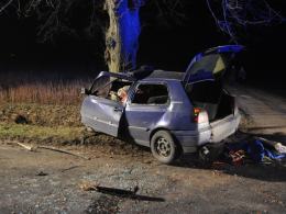 Tragiczny wypadek pod Opolem. Volkswagen golf wbił się w drzewo.