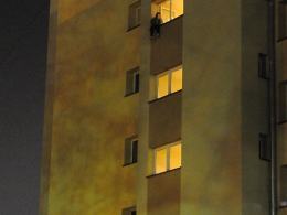 Nastolatka siedziała na parapecie wieżowca. Pomógł mediator