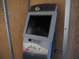 Uszkodzony został także elektroniczny punkt informacji turystycznej, przy głównym wejściu do ratusza.