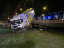 Ciężarówka spadła z wiaduktu w Nysie