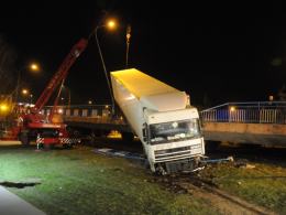 Ciężarówka spadła z wiaduktu w Nysie