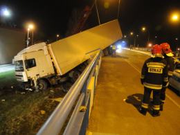 Ciężarówka spadła z wiaduktu w Nysie