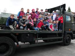 Grupa dzieci z ZSM w Kędzierzynie - Koźlu była zachwycona wizytą w jednostce.
