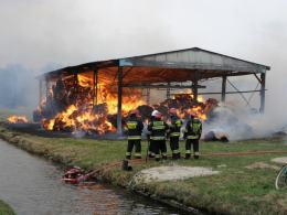 Pożar w Centawie: płonie stos ze słomą