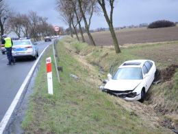 Pijany kierowca zakończył podróż w rowie