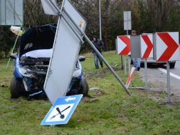 Ślisko na drodze, peugeot skosił znaki drogowe
