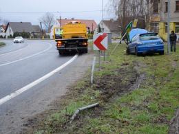Ślisko na drodze, peugeot skosił znaki drogowe