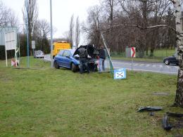 Ślisko na drodze, peugeot skosił znaki drogowe