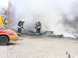 Spłonęła przyczepa kempingowa. Strażacy podejrzewają podpalenie