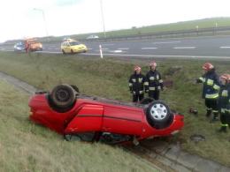 Dachowanie na autostradzie - w samochodzie pękła opona