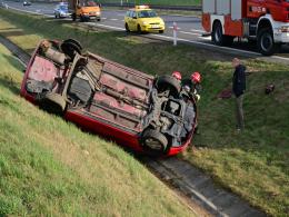 Dachowanie na autostradzie - w samochodzie pękła opona