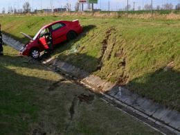 Dachowanie na autostradzie - w samochodzie pękła opona
