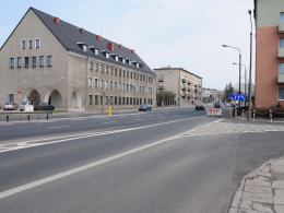Uszkodzona nawierzchnia utrudnia ruch w okolicy ronda