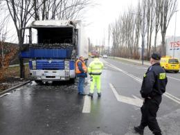 W kabinie ciężarówki wybuchł pożar