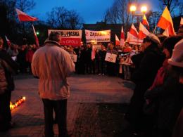 Prawo i Sprawiedliwość wraz z Klubem Gazety Polskiej zorganizowało własne uroczystości na pl. Wolności.