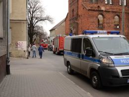 Pożar mieszkania w Grodkowie, strażacy ewakuowali 10 lokatorów