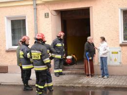 Pożar mieszkania w Grodkowie, strażacy ewakuowali 10 lokatorów