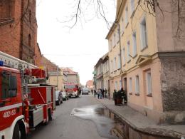 Pożar mieszkania w Grodkowie, strażacy ewakuowali 10 lokatorów