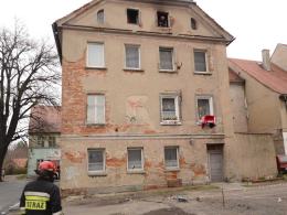 Pożar mieszkania w Grodkowie, strażacy ewakuowali 10 lokatorów