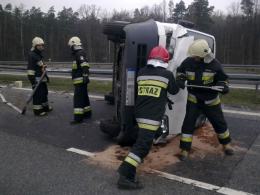 Bus z przyczepką przewrócił się na autostradzie