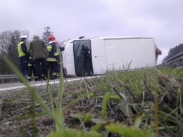 Bus z przyczepką przewrócił się na autostradzie