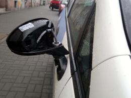 Wandale pourywali lusterka w samochodach