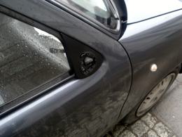 Wandale pourywali lusterka w samochodach