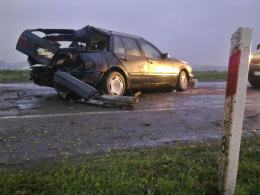 Kierowca mercedesa uderzył w drzewo