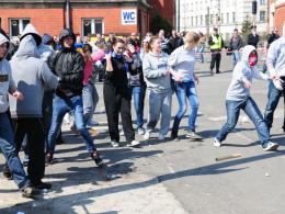 Policjanci rozdzielali agresywnych kibiców