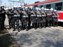 Policjanci rozdzielali agresywnych kibiców