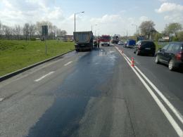 Zderzenie na obwodnicy Opola, strażacy usuwali wyciek oleju