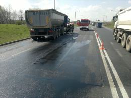 Zderzenie na obwodnicy Opola, strażacy usuwali wyciek oleju