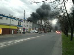 Kłęby czarnego dymu były widoczne z odległości kilku kilometrów.