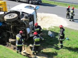 Przewrócona ciężarówka utrudniała ruch na autostradzie