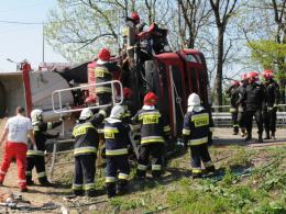 Przewróciła się ciężarówka, kierowca był zakleszczony w kabinie