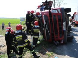 Przewróciła się ciężarówka, kierowca był zakleszczony w kabinie