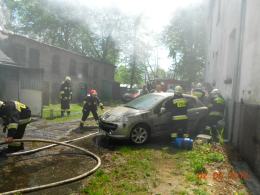 W Osowcu palił się garaż i budynek gospodarczy
