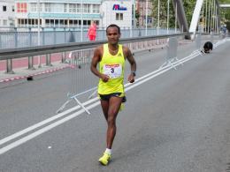 Zwycięzca maratonu - Erkolo Ashenafi, biegacz z Etiopii.