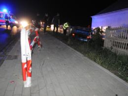 Kabriolet wpadł na posesję
