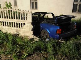 Kabriolet wpadł na posesję
