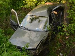 Kierowca peugeota uderzył w drzewo i uciekł