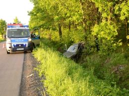 Kierowca peugeota uderzył w drzewo i uciekł